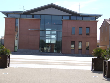 HOTEL DE VILLE DE FOURQUES : Prparation, ponage, lavage haute pression de la faade et application de lasure. Sur la place dArgens,  lavage haute pression et application de protection Cromofuge Rsine