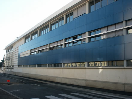 HOTEL DE POLICE de Nmes : Gommage du bton blanc, sablage fort, anti-graffiti, rgulateur de bton blanc, hydrofuge de surface et lasure bton.