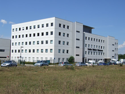 CLINIQUE DU MILLENAIRE   Montpellier : Traitement du bton architectonique blanc,  coule en place par hydro gommage, application dun hydrofuge de surface anti pollution et dun anti graffiti sur partie basse du btiment.