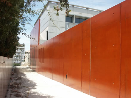 COLLEGE DE BESSOU  BEZIERS : Prparation des supports par ponage gnrale lavage haute pression et application de lasure bton Prelor 3 ( 8000 m).